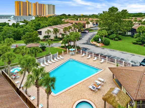 Beachwalk: Walk to Beach & Pool - Image 5